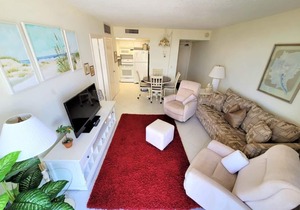 Lovely 1 bedroom beachfront Condo