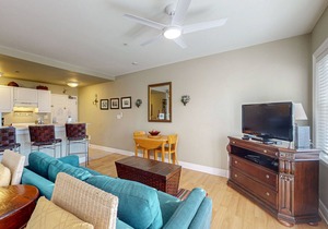 Lovely condo on the Gulf of Mexico w/private balcony, shared pool & tennis