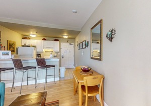 Lovely condo on the Gulf of Mexico w/private balcony, shared pool & tennis