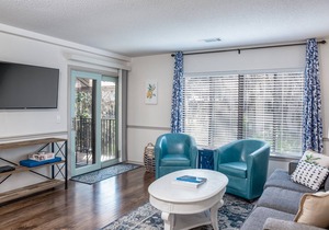 Lowcountry Lemon Beach Villa with pool & high-speed WiFi - walk to beach