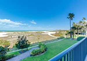 LUXE Beachfront Condo w/ huge balcony on Sand Key Gulf & Resort-like Amenities