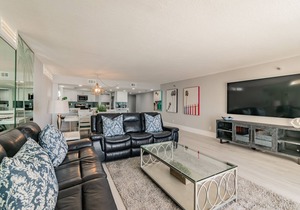Luxurious spacious Beachfront 2BR Condo with heated Pool and Spa Seaview #105