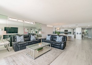 Luxurious spacious Beachfront 2BR Condo with heated Pool and Spa Seaview #105
