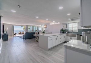 Luxurious spacious Beachfront 2BR Condo with heated Pool and Spa Seaview #105