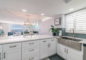 Luxurious spacious Beachfront 2BR Condo with heated Pool and Spa Seaview #105