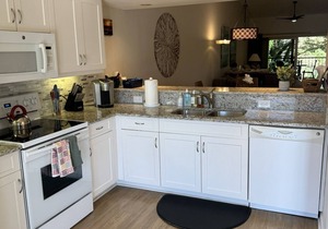 Luxury condo with resort pool, 10 mins to 5th & beaches