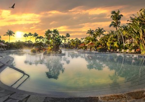Luxury condo with resort pool, 10 mins to 5th & beaches