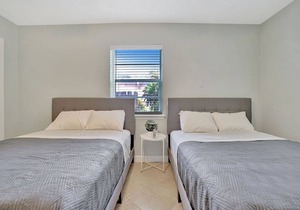 Luxury TROPICAL 3BR Home w/HEATED POOL, Close to Beach