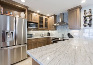 Luxury Unit - Top Floor Balcony - Crimson #302