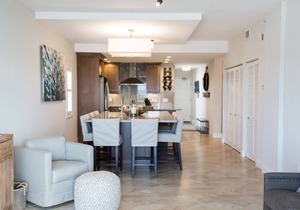 Luxury Unit - Top Floor Balcony - Crimson #302