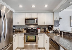 Magnolia House 305 is a Luxury 2 BR with Free Beach Service by RedAwning