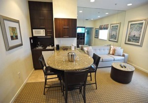Miami Getaway! Close to Art Deco, Port of Miami, Shopping Center! Pool