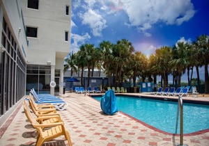 Miami Getaway! Close to Art Deco, Port of Miami, Shopping Center! Pool