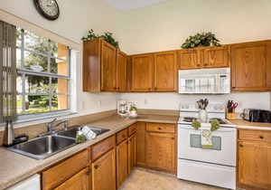 Modern 4 bed home with own private pool close to Disney