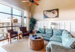Modern Condo with Shared Pool, High-Speed WiFi, Central AC, and Washer/Dryer!