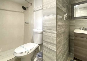 Modern cozy home with private patio - Sleeps 6