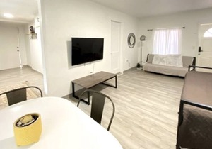 Modern cozy home with private patio - Sleeps 6