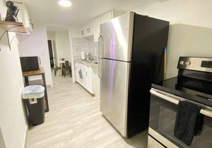 Modern cozy home with private patio - Sleeps 6