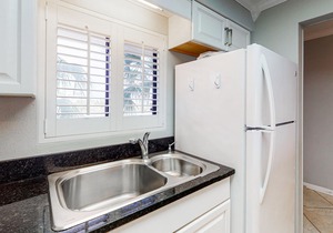 Modern Gulf-front condo with beach setup - close to restaurants