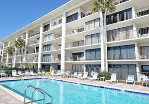 Modern Gulf-front condo with beach setup - close to restaurants