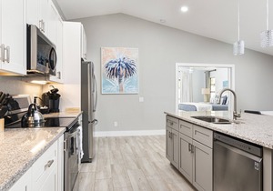 MODERN PRIVATE HEATED POOL HOME - NEAR VANDERBILT BEACH AND MERCATO