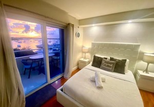 Modern waterfront apartment with Miami Skyline view, free parking 5 mins drive to Miami Beach
