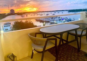 Modern waterfront apartment with Miami Skyline view, free parking 5 mins drive to Miami Beach