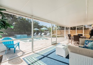 Naples Park Home: w/private screened lanai, heated salt water pool/spa, poolside cabana w/TV
