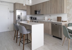 New Design District Apt with parking, pool and gym