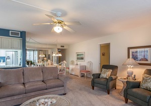 NEW LISTING - Across from Beach - Free Wifi - Gorgeous Kitchen - Great Views