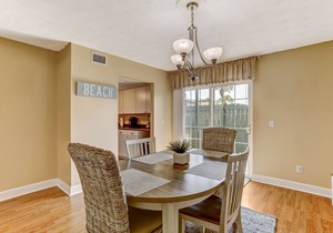Newly furnished townhouse 2 blocks from the Ocean. Close to main beach, shopping and restaurants.