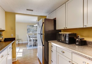 Newly furnished townhouse 2 blocks from the Ocean. Close to main beach, shopping and restaurants.