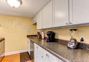 Newly furnished townhouse 2 blocks from the Ocean. Close to main beach, shopping and restaurants.
