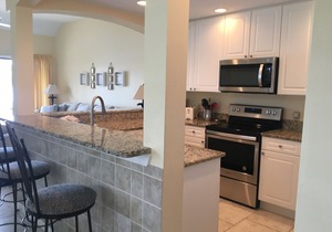*Newly Remodeled Bathrooms* - 6 Pass. Golf Cart included - close to pool