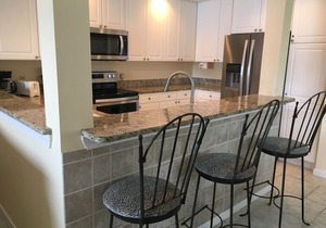 *Newly Remodeled Bathrooms* - 6 Pass. Golf Cart included - close to pool