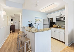 Newly renovated fourth-floor studio w/spectacular views, shared hot tub, & pool