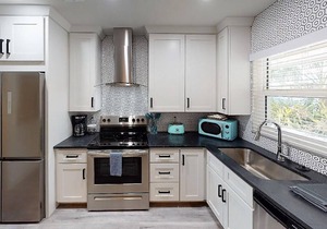 Newly Renovated 1-Bed Apt with Modern High-End Décor and Finishes. Sleeps 3