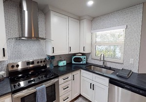 Newly Renovated 1-Bed Apt with Modern High-End Décor and Finishes. Sleeps 3