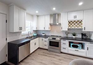 Newly Renovated 1-Bed Apt with Modern High-End Décor and Finishes. Sleeps 3