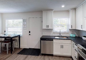 Newly Renovated 1-Bed Apt with Modern High-End Décor and Finishes. Sleeps 3