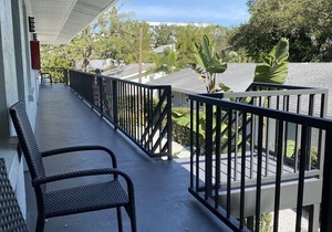 Newly Renovated 1-Bed Apt with Modern High-End Décor and Finishes. Sleeps 3