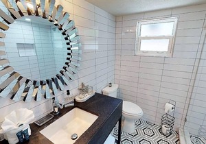 Newly Renovated 1-Bed Apt with Modern High-End Décor and Finishes. Sleeps 3