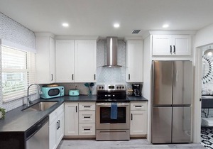 Newly Renovated 1-Bed Apt with Modern High-End Décor and Finishes. Sleeps 4