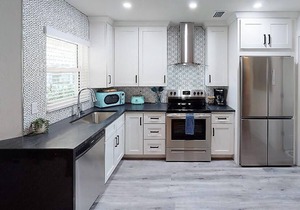 Newly Renovated 1-Bed Apt with Modern High-End Décor and Finishes. Sleeps 4