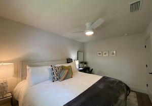 Newly Renovated 1-Bed Apt with Modern High-End Décor and Finishes. Sleeps 4