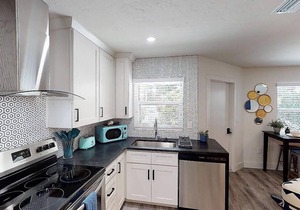 Newly Renovated 1-Bed Apt with Modern High-End Décor and Finishes. Sleeps 3