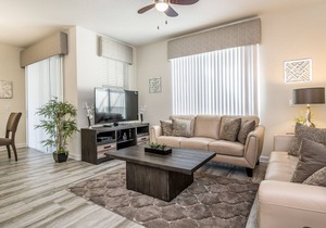 Nice 4 Bed Splash Pool Townhome in Storey Lake