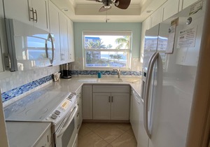 OCEAN FRONT CONDO ,ALL REMODELED,20 min from Naples