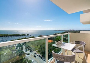 Ocean View Balcony steps from Restaurants, Peacock Park & Marina