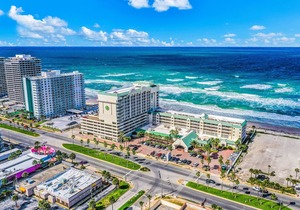 Ocean-view studio - prime location on the beach